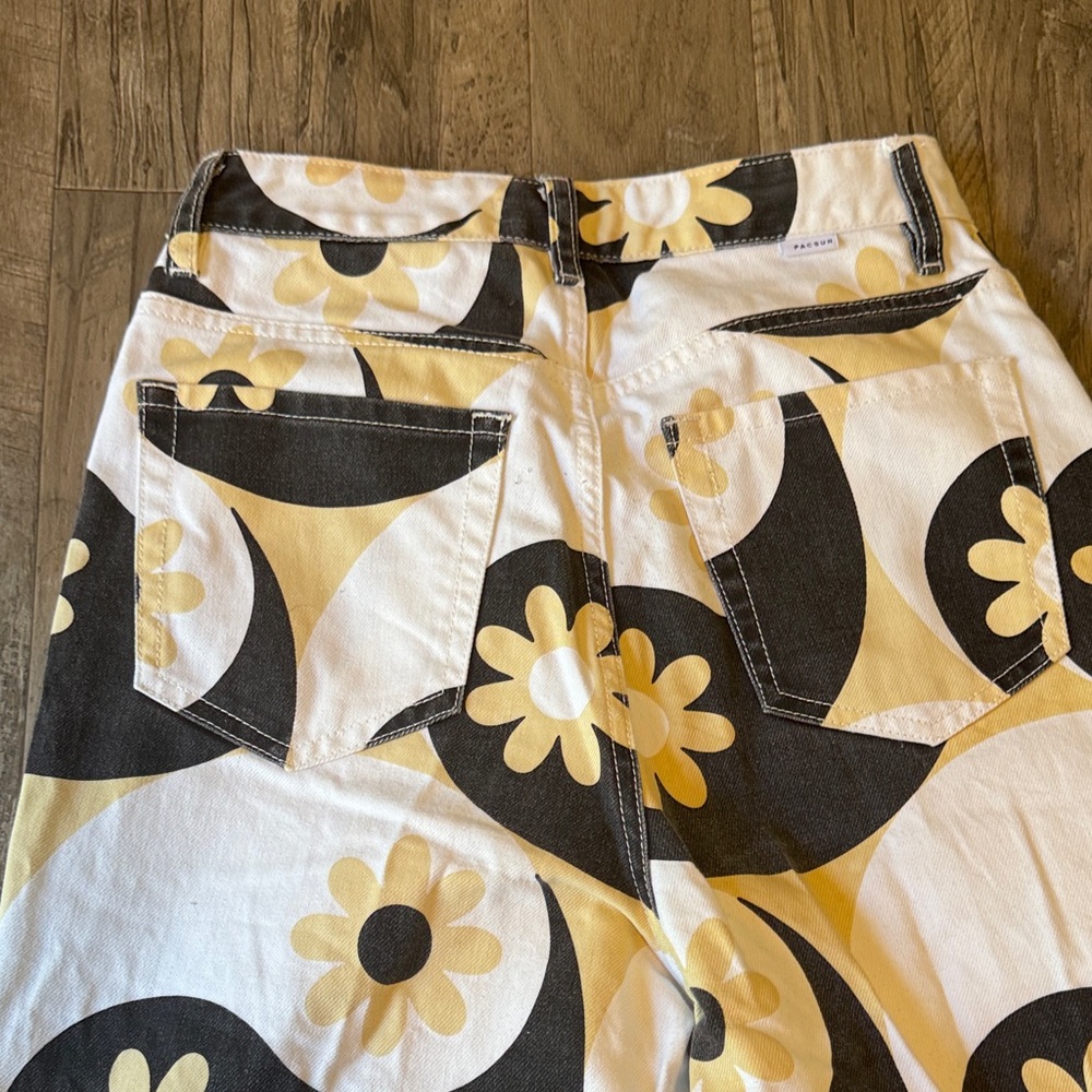 PacSun 90’s Boyfriend Black and White Flower & Ying Yang Patterned Jeans-Size 26 - Picture 6 of 10